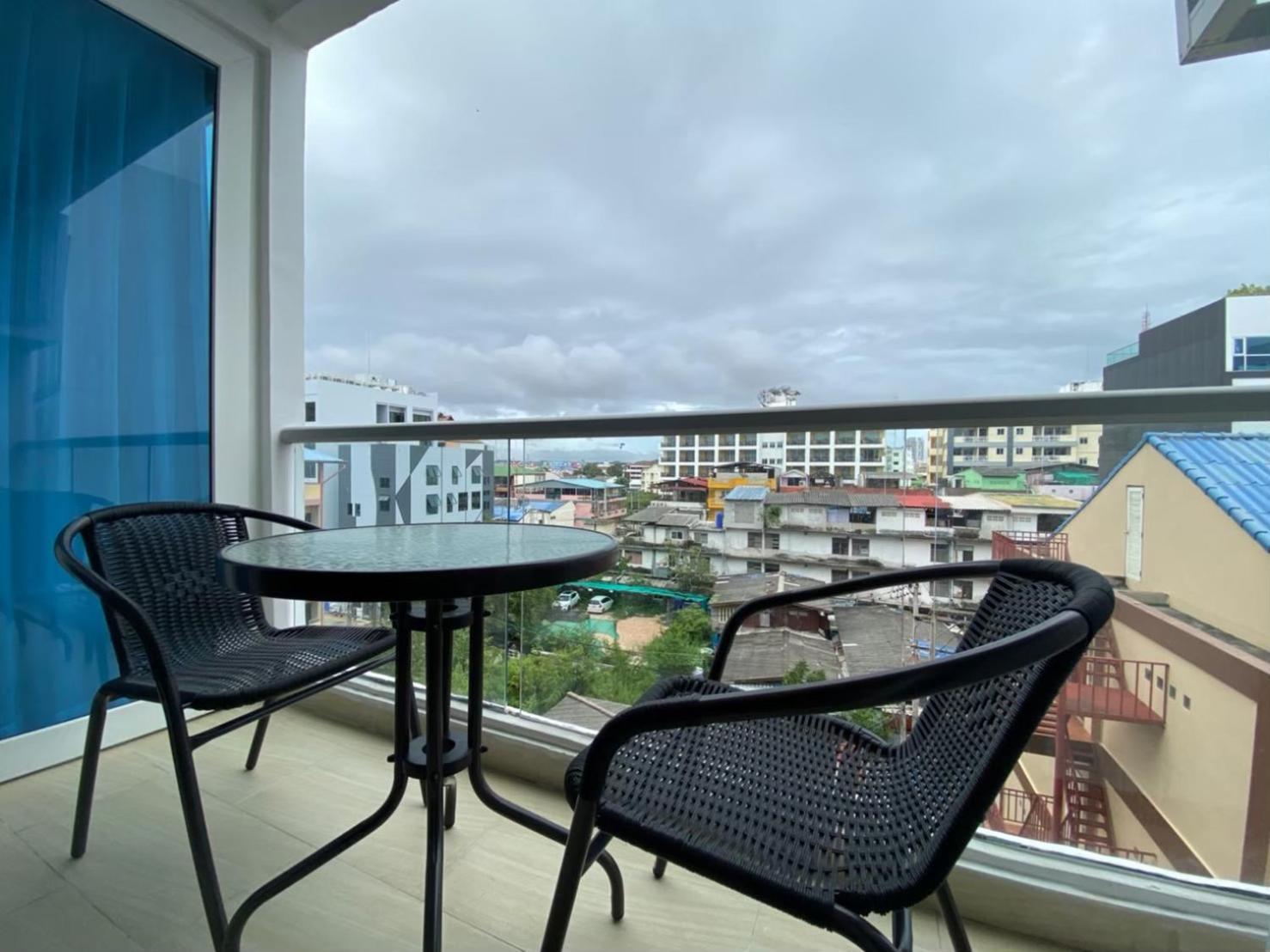 Grand Avenue Suites X Monthstayz Thailand Pattaya Bagian luar foto